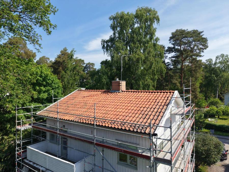 Vy från sidan över det gamla taket med ställning på plats