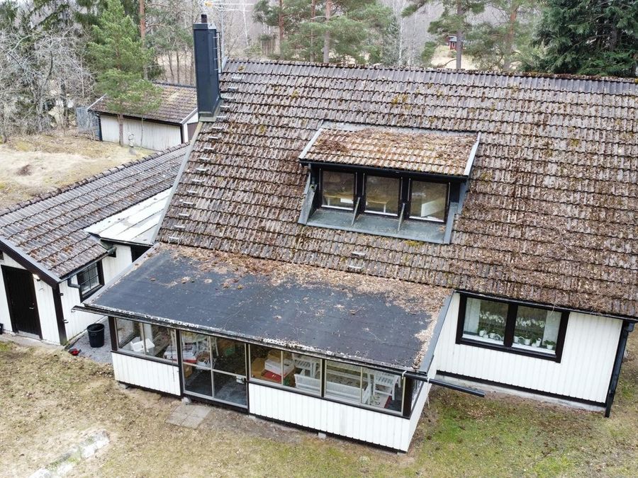 Taket i Flen före omläggningen, med kraftig mossbeläggning och slitna betongpannor