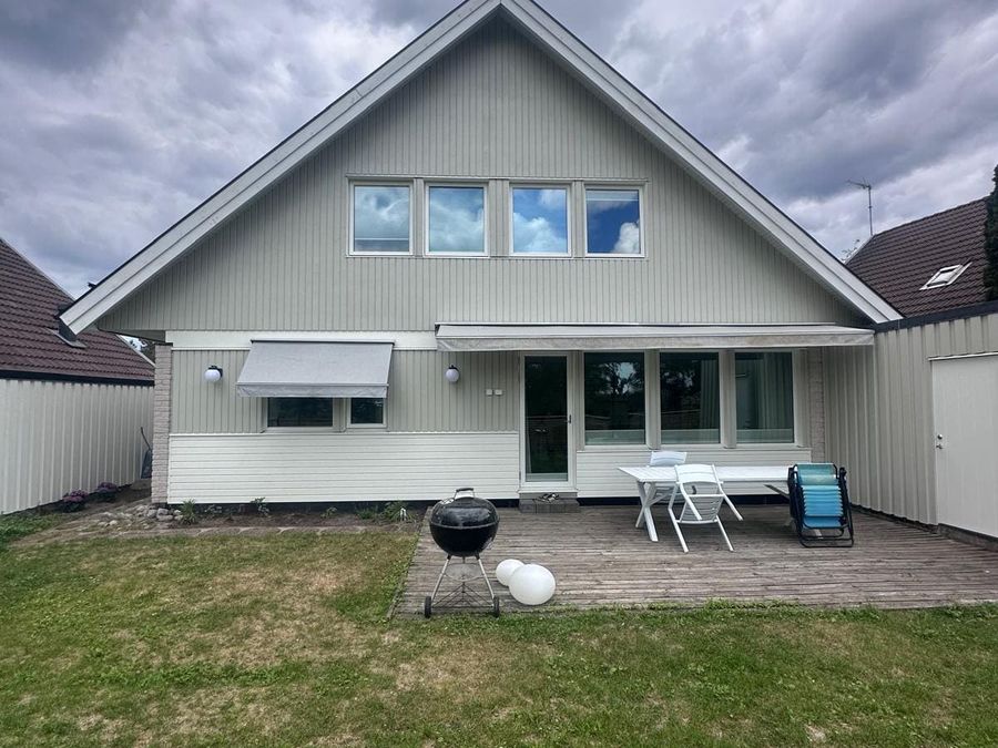 Volmvägen 6 efter fasadrenovering, baksidan med terrass