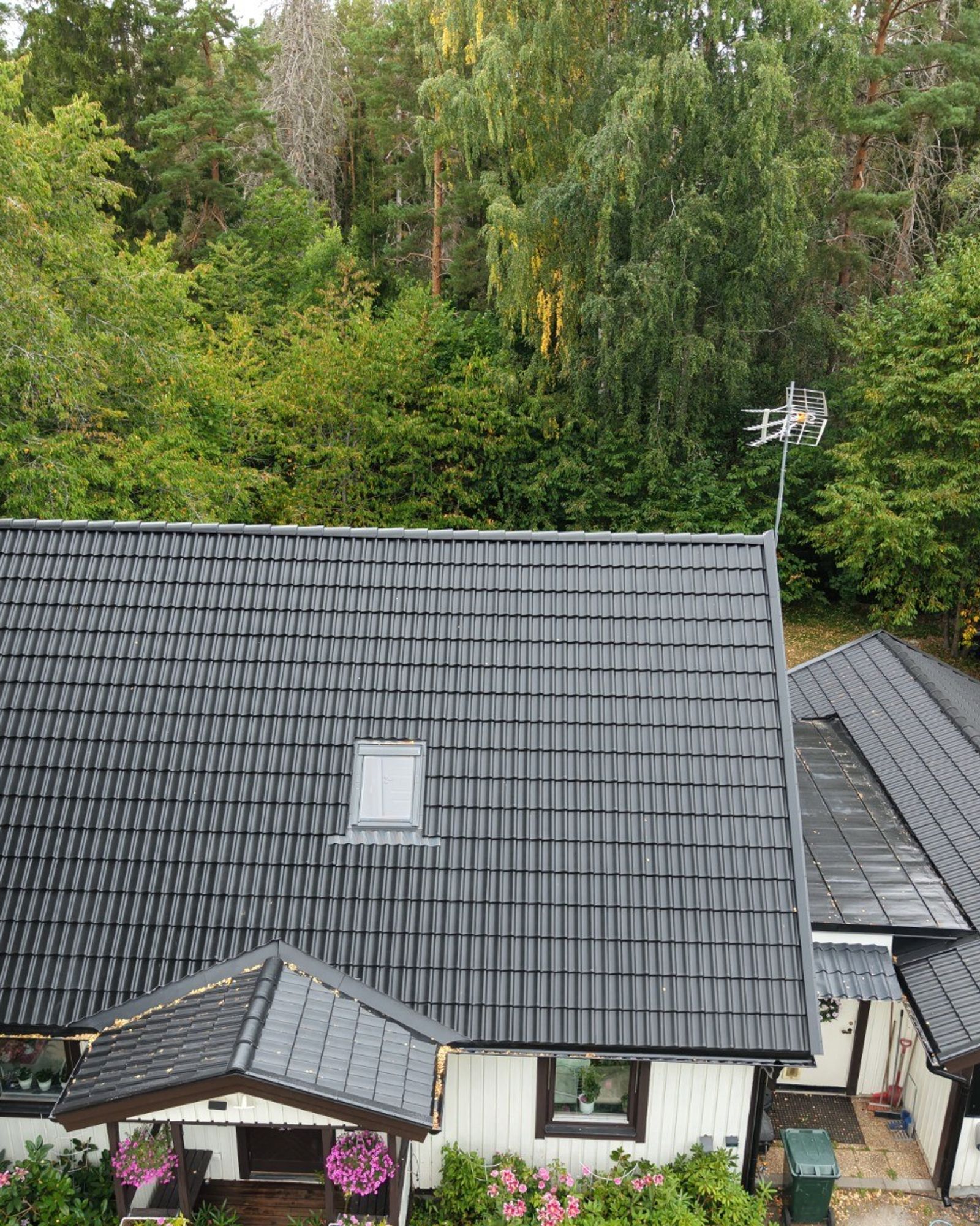 Nytt betongtak i svart kulör på villa i Flen, sett från drönare snett ovanifrån
