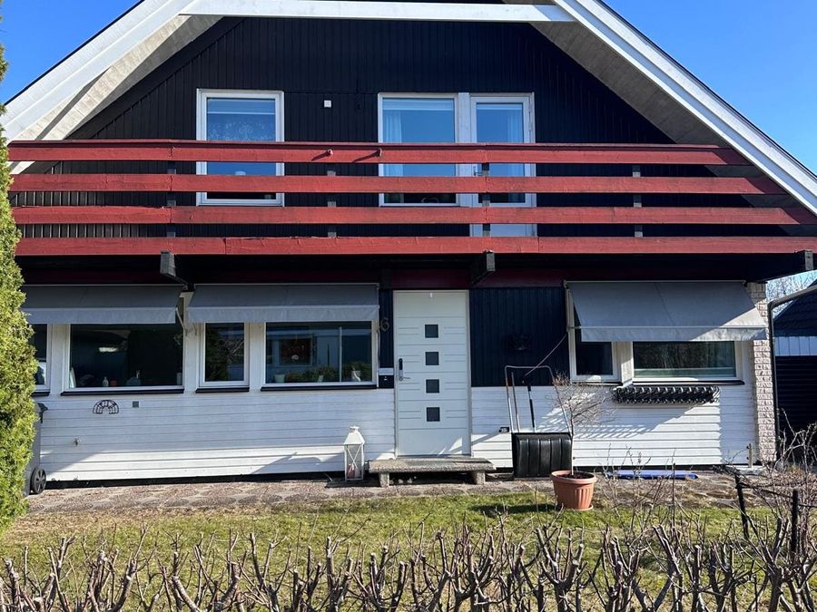 Volmvägen 6 före renovering, framsidan med vit panel och rött räcke