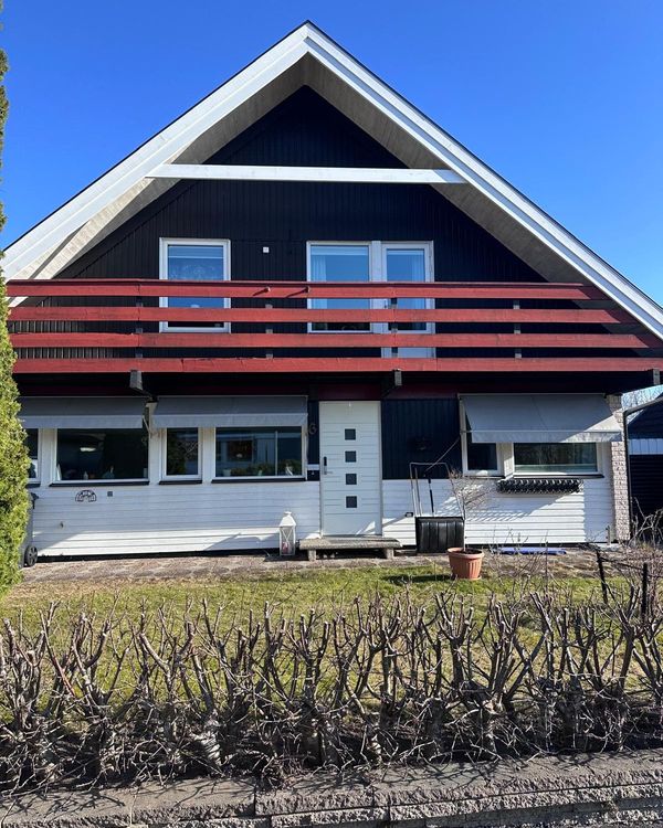 Volmvägen 6 före renovering, framsidan med vit panel och rött räcke