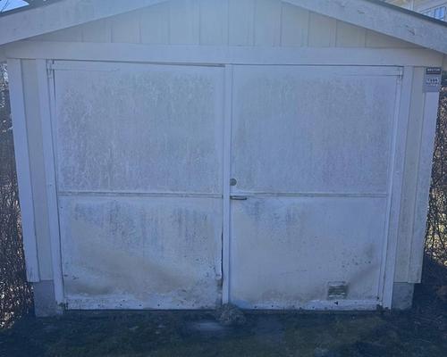 Gammal sliten garageport före renovering