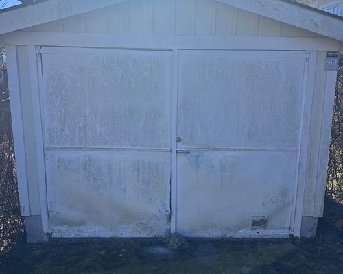 Gammal sliten garageport före renovering