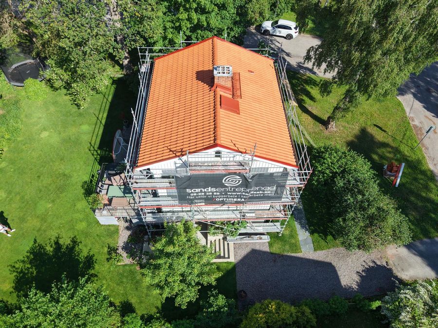 Färdigt tak sett snett ovanifrån innan ställningen monterats ned