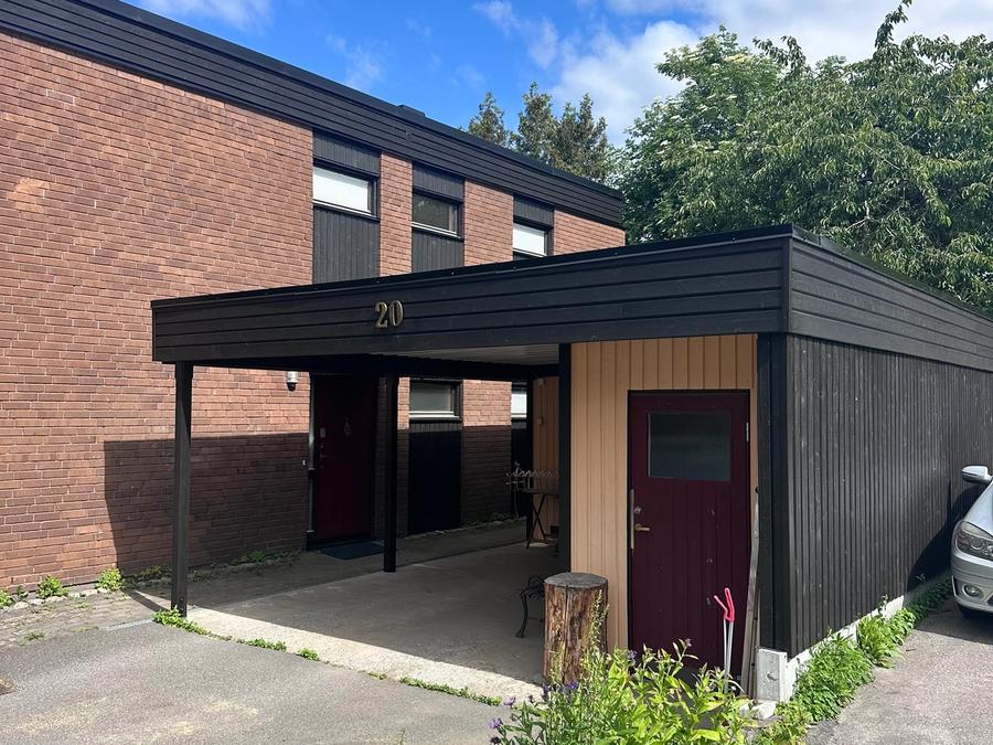 Ny entré med mörka vertikala träpaneler och kopparfärgad plåt