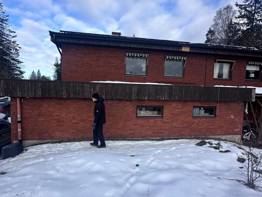 Huset från trädgården före ombyggnaden, utan terrass ovanpå garaget