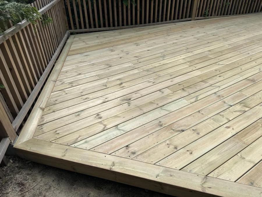 Altanbygge i Hässelby, hörndetalj av träaltan
