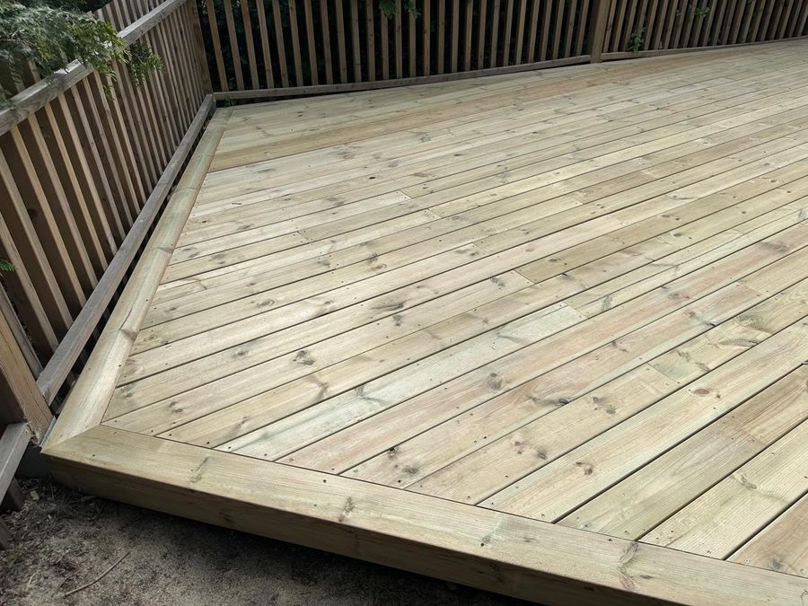 Altanbygge i Hässelby, hörndetalj av träaltan
