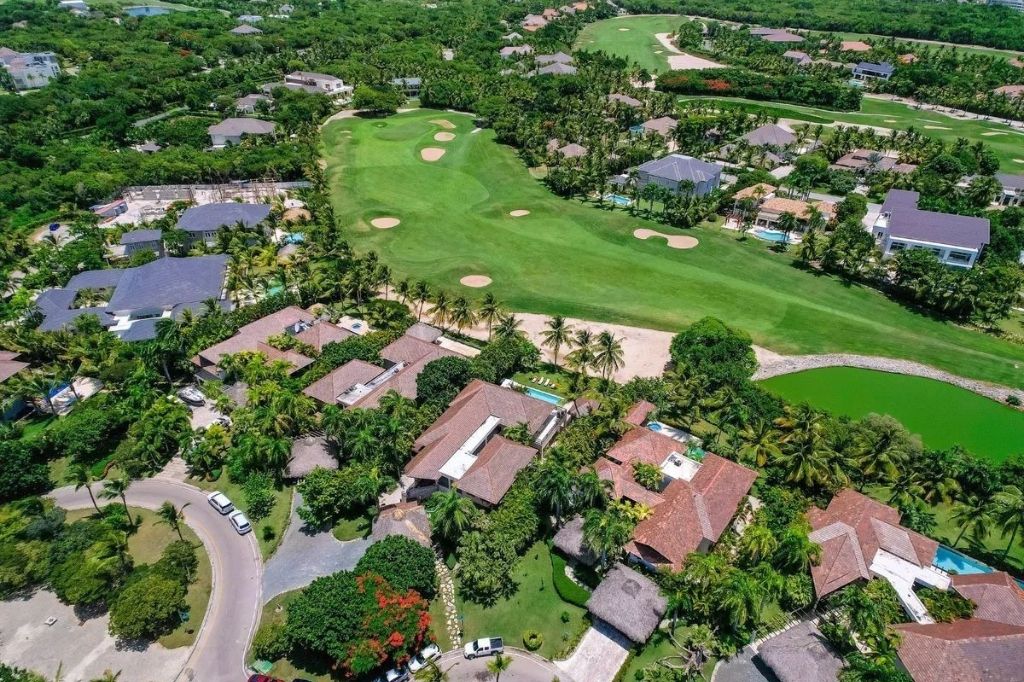 Villa Jaguey a Tropical Retreat with Golf Views and High Expansion Potential