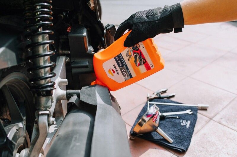 Bật mí các loại nhớt Repsol cho xe máy ưa chuộng nhất