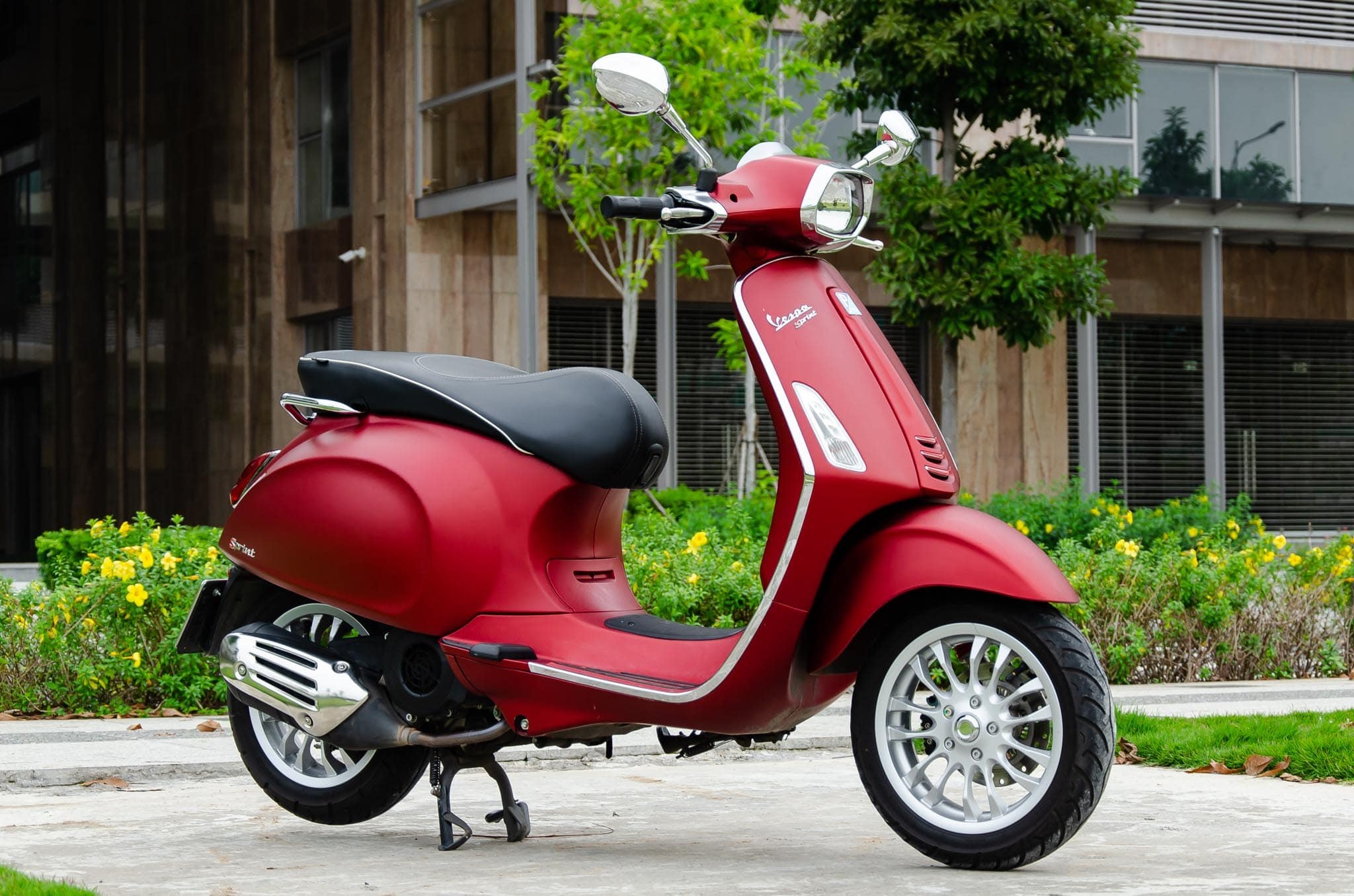 Giá bình ắc quy Vespa Sprint chính hãng có đắt không?