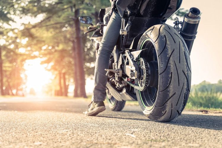 Thay lốp xe máy vào mùa mưa: nên chọn vỏ ruột như thế nào?
