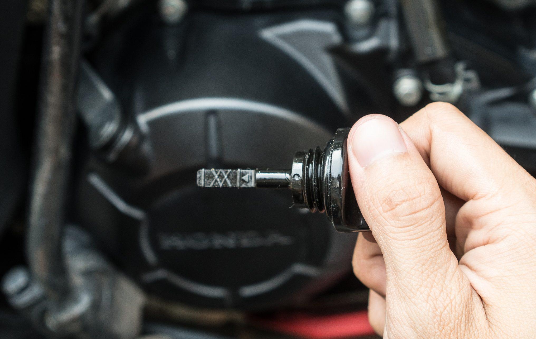 Thay nhớt đúng hạn rồi mà xe vẫn nghe lạ? 5 dấu hiệu nhớt xe máy đã hỏng cần xử lý ngay