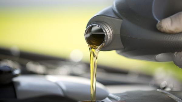 Vì sao xe cũ nên dùng nhớt đặc? Giải mã cơ chế bù trừ hao mòn động cơ