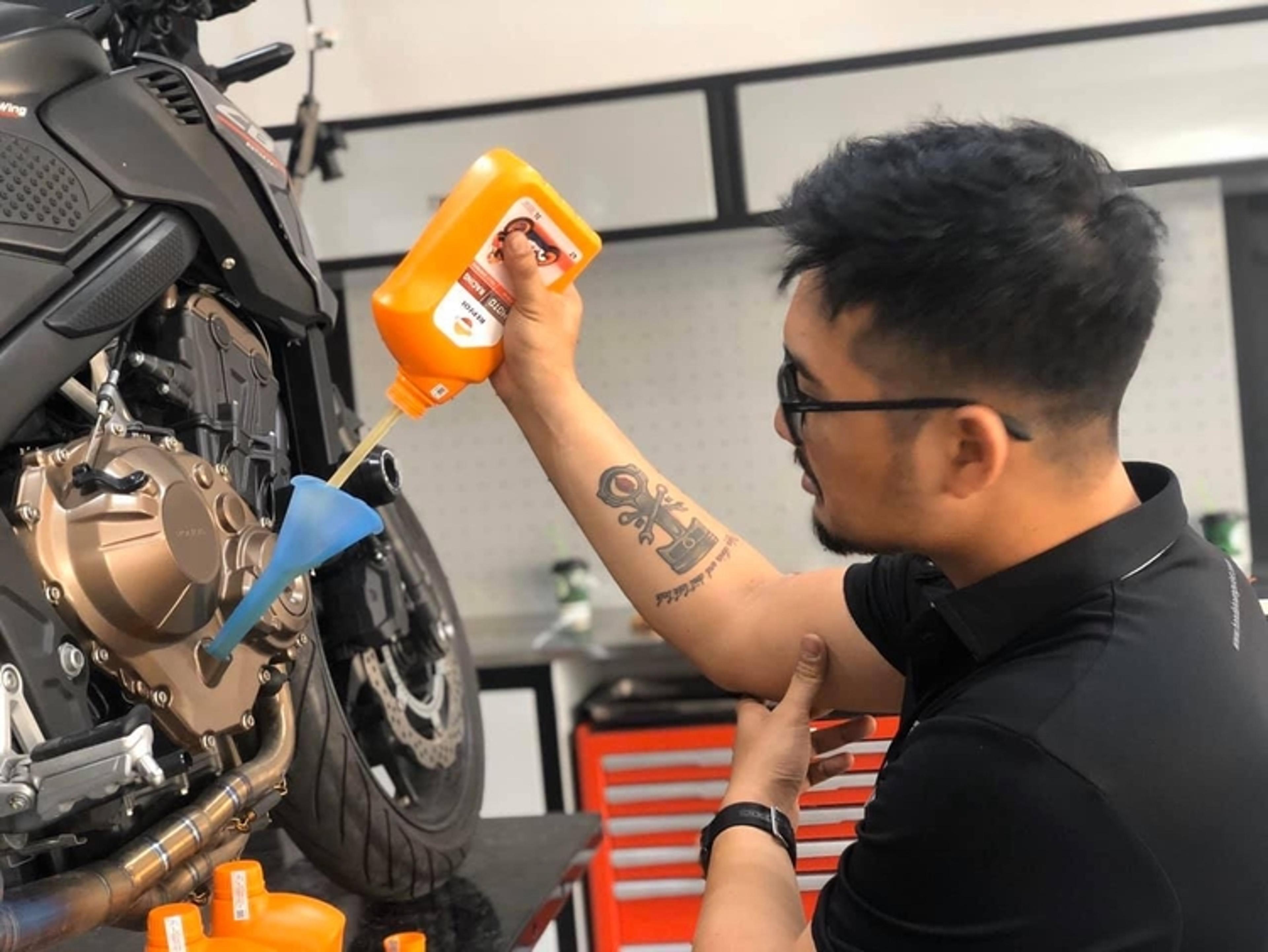 Repsol Scooter: Dòng sản phẩm số 1 trong kinh doanh dầu nhớt cho xe tay ga