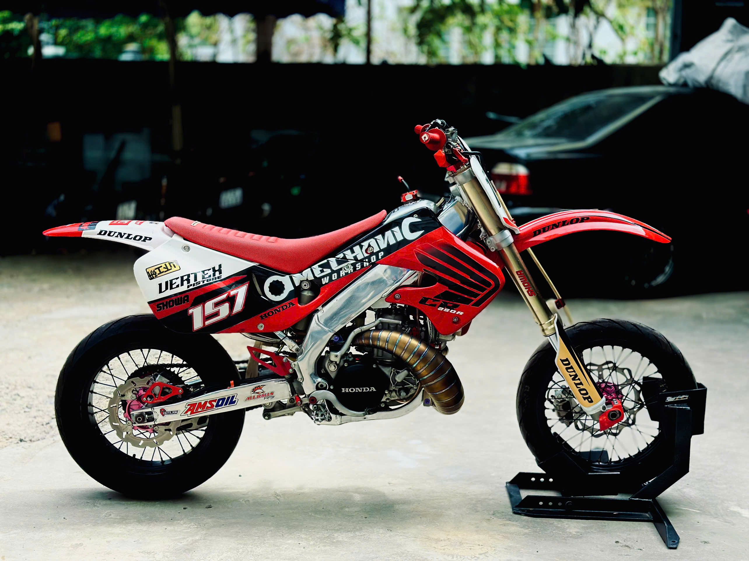 Tinh Hoa Xe 2 Bánh Cổ Hiếm Tại The Mechanic Workshop - Honda CR 250 2-Stroke