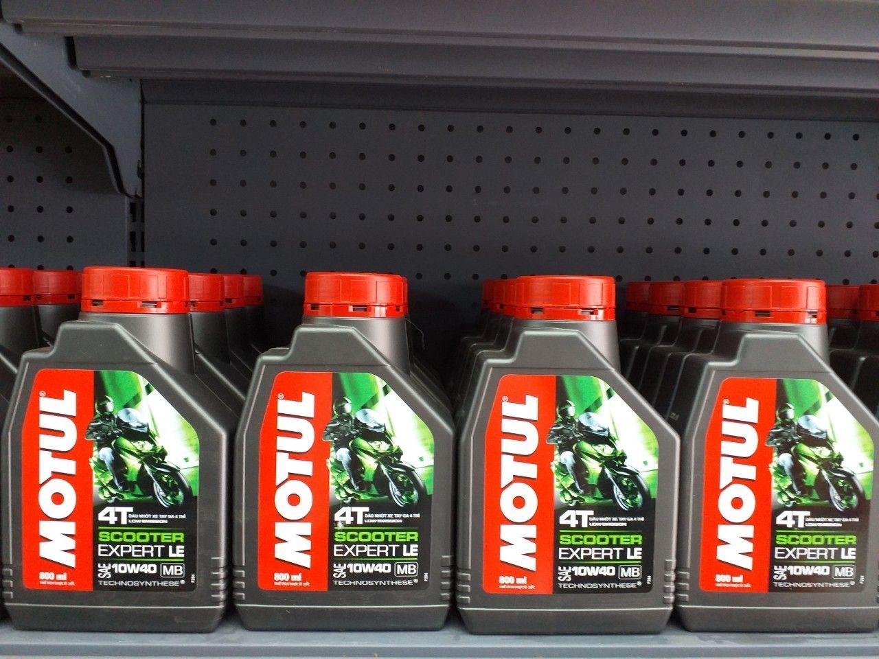 Dầu nhớt tổng hợp Motul Scooter Expert LE cho xe tay ga động cơ eSP