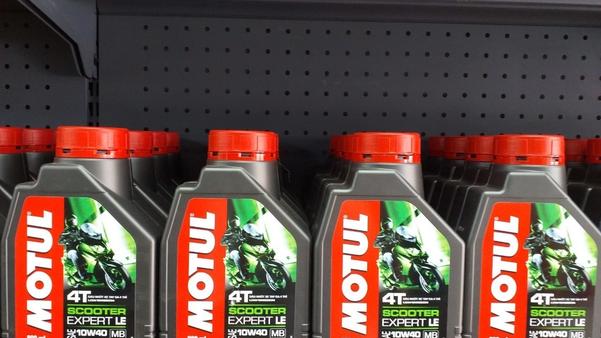 Dầu nhớt tổng hợp Motul Scooter Expert LE cho xe tay ga động cơ eSP