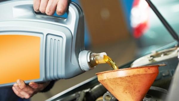 Có thể sử dụng dầu nhớt ô tô cho xe máy hay không?