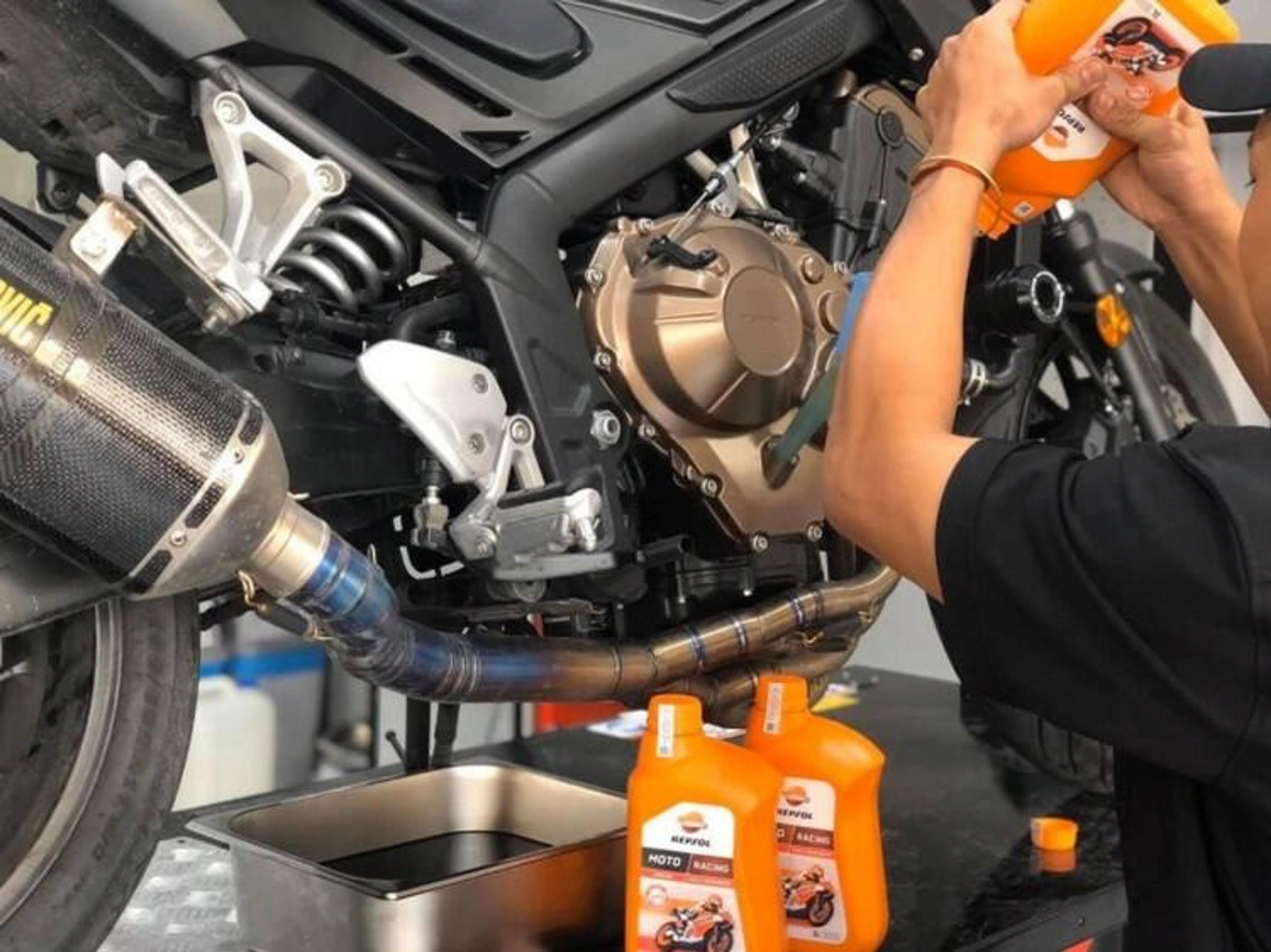 So sánh nhớt Repsol Racing và Repsol Sintetico?