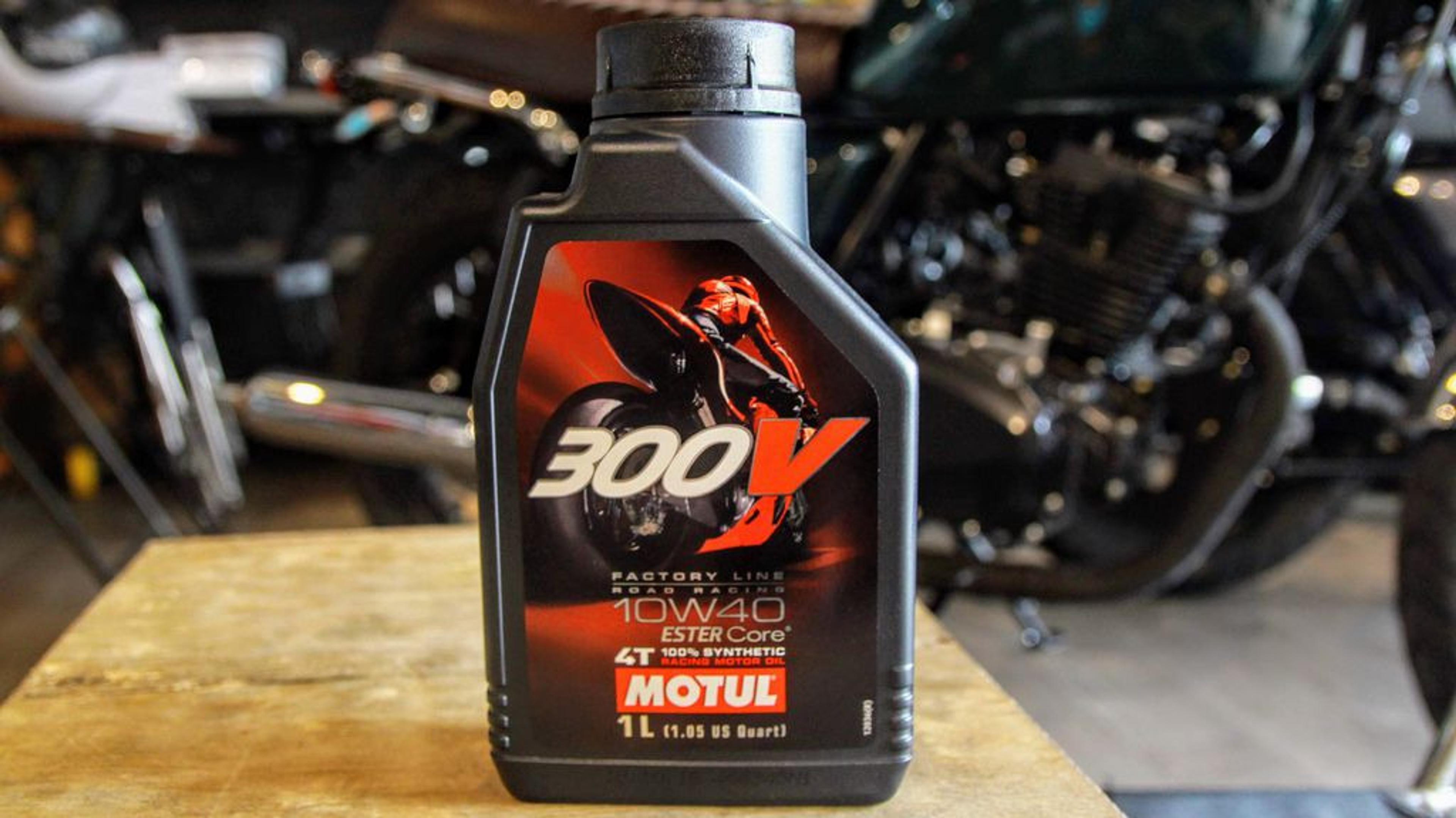 Nhớt Motul 300V 10w40 - lựa chọn lý tưởng cho cả xe tay ga và xe số