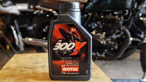 Nhớt Motul 300V 10w40 - lựa chọn lý tưởng cho cả xe tay ga và xe số