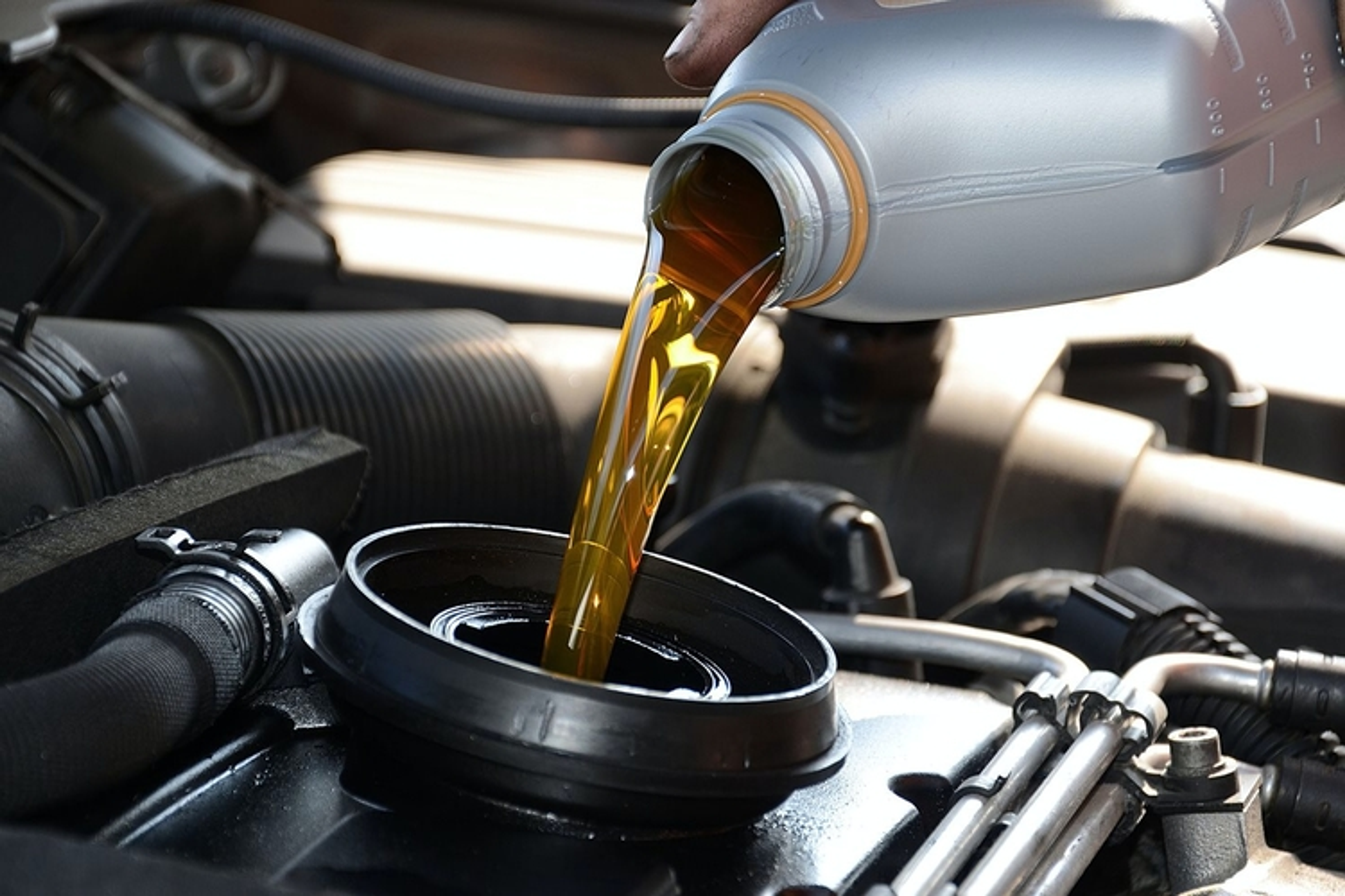 Dầu nhớt tổng hợp và dầu nhớt gốc khoáng đều có những ưu điểm riêng
