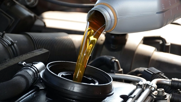Dầu tổng hợp là gì? Mua dầu nhớt xe máy nên chọn loại nào?