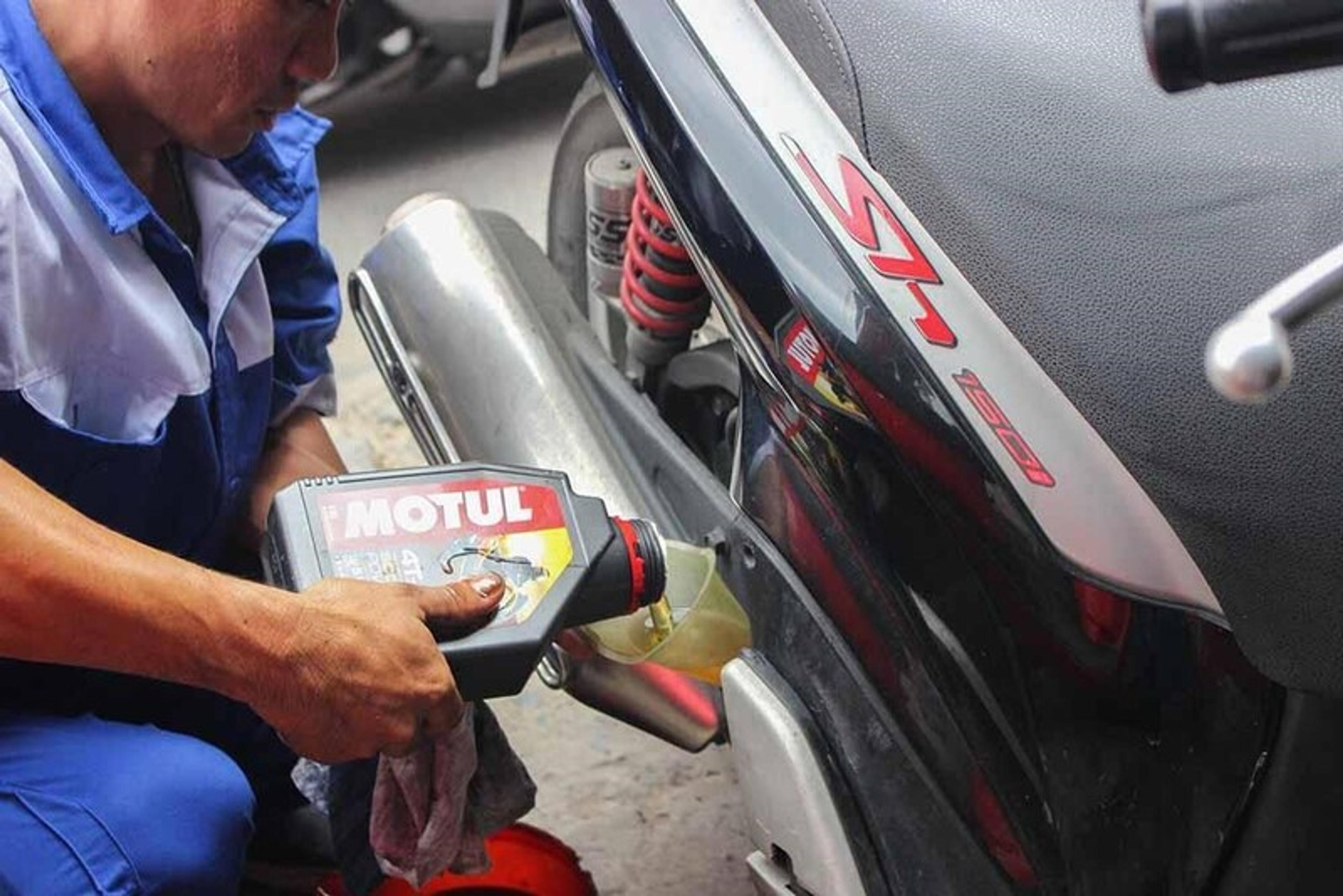 Nên thay dầu nhớt chính hãng tại các cửa hàng uy tín