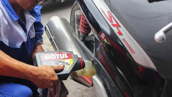 Nhớt Motul - dầu nhớt cho xe tay ga