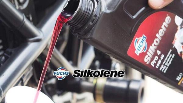 Thay nhớt Fuchs Silkolene để êm động cơ xe, bền túi tiền