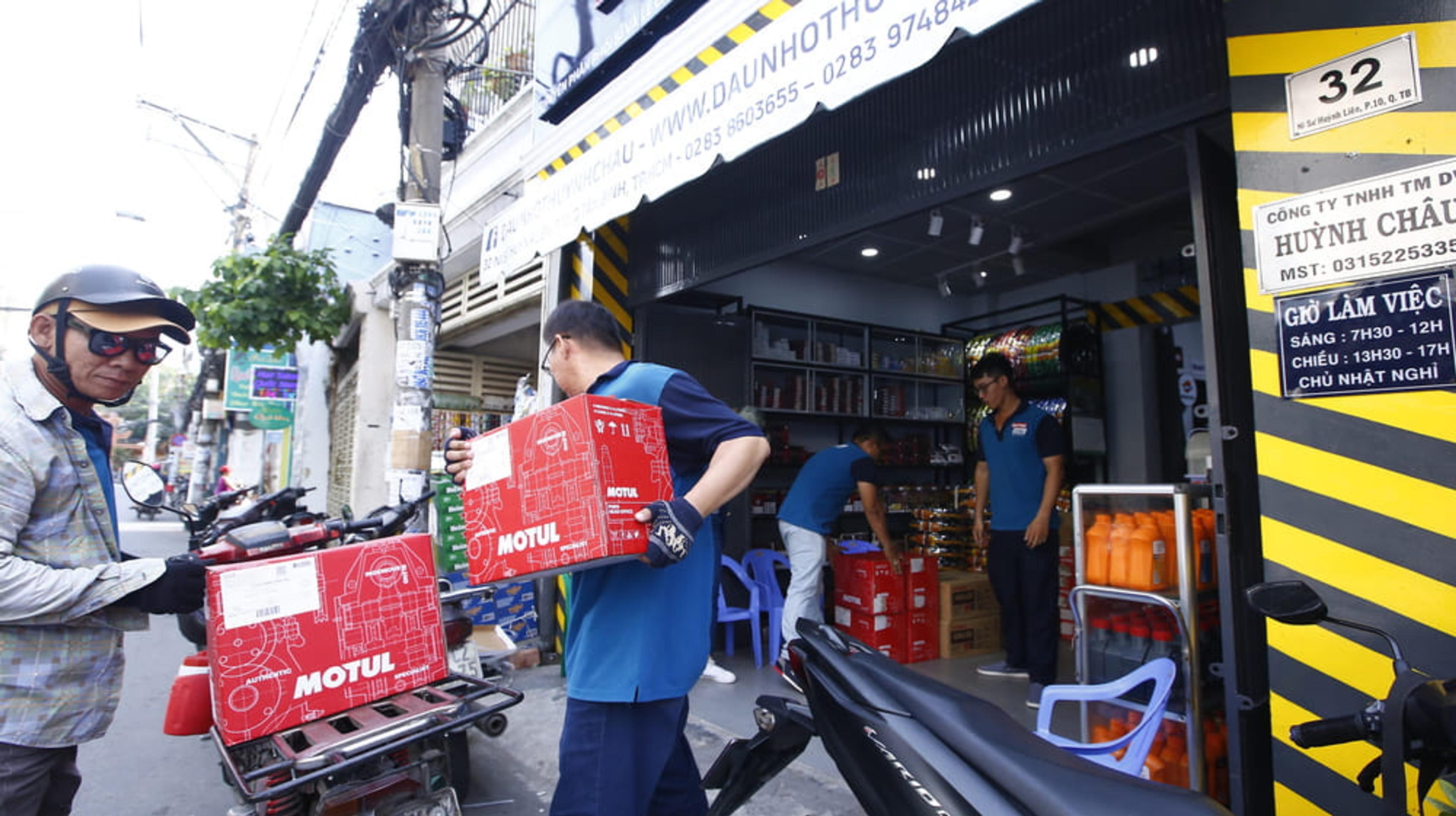 Bạn muốn tìm những sản phẩm dầu nhớt chất lượng chính hãng, hãy đến với đại lý Huỳnh Châu