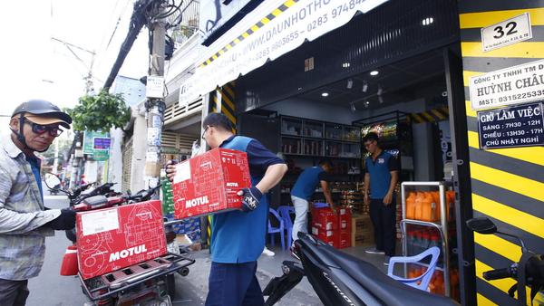 Bạn muốn tìm những sản phẩm dầu nhớt chất lượng chính hãng, hãy đến với đại lý Huỳnh Châu