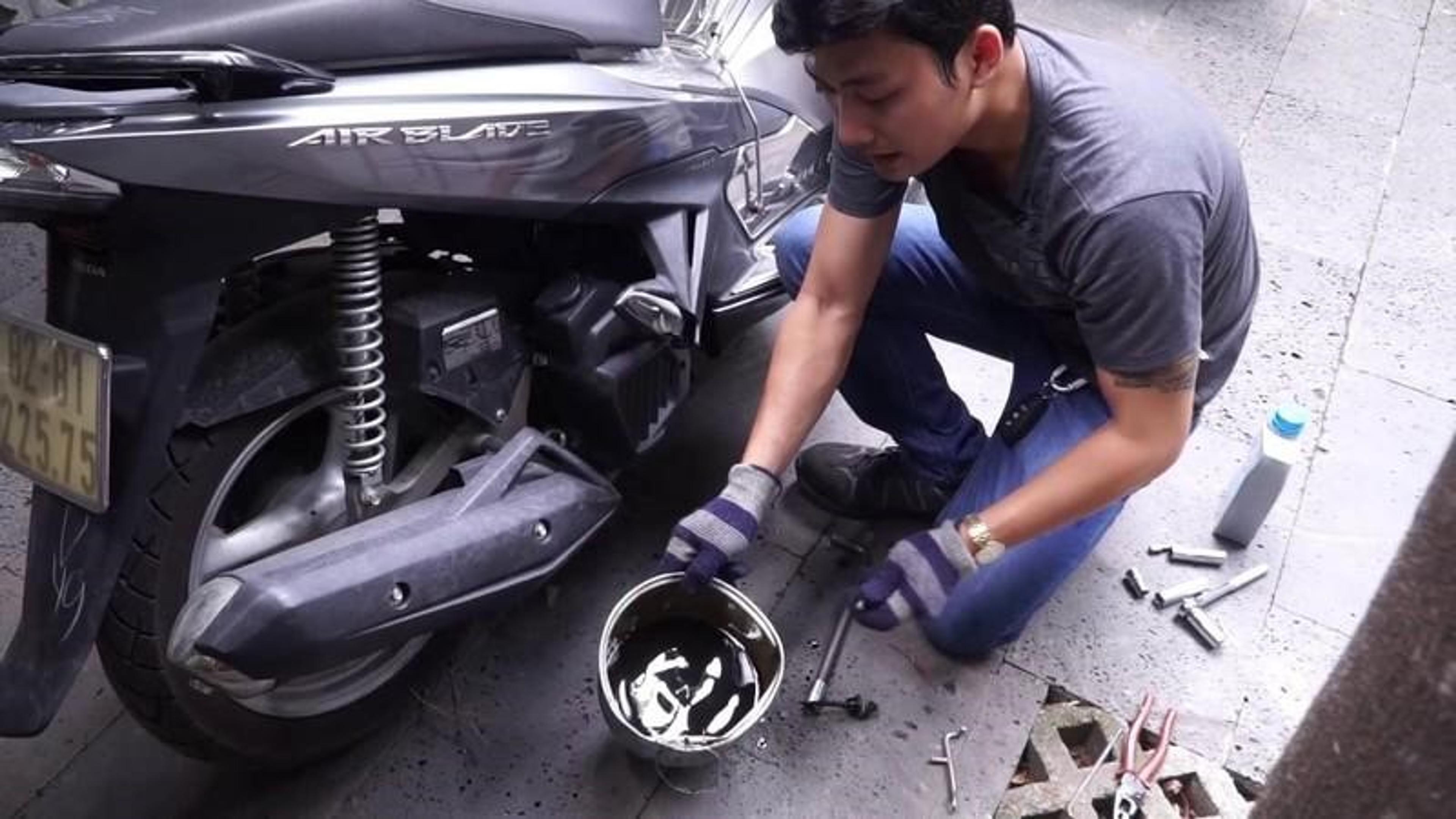 Xe bị ngập nước cần được xử lý và thay nhớt ngay