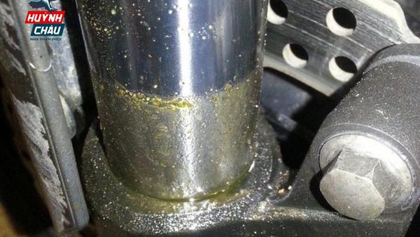 Phuộc xe máy chảy dầu, làm sao để khắc phục?
