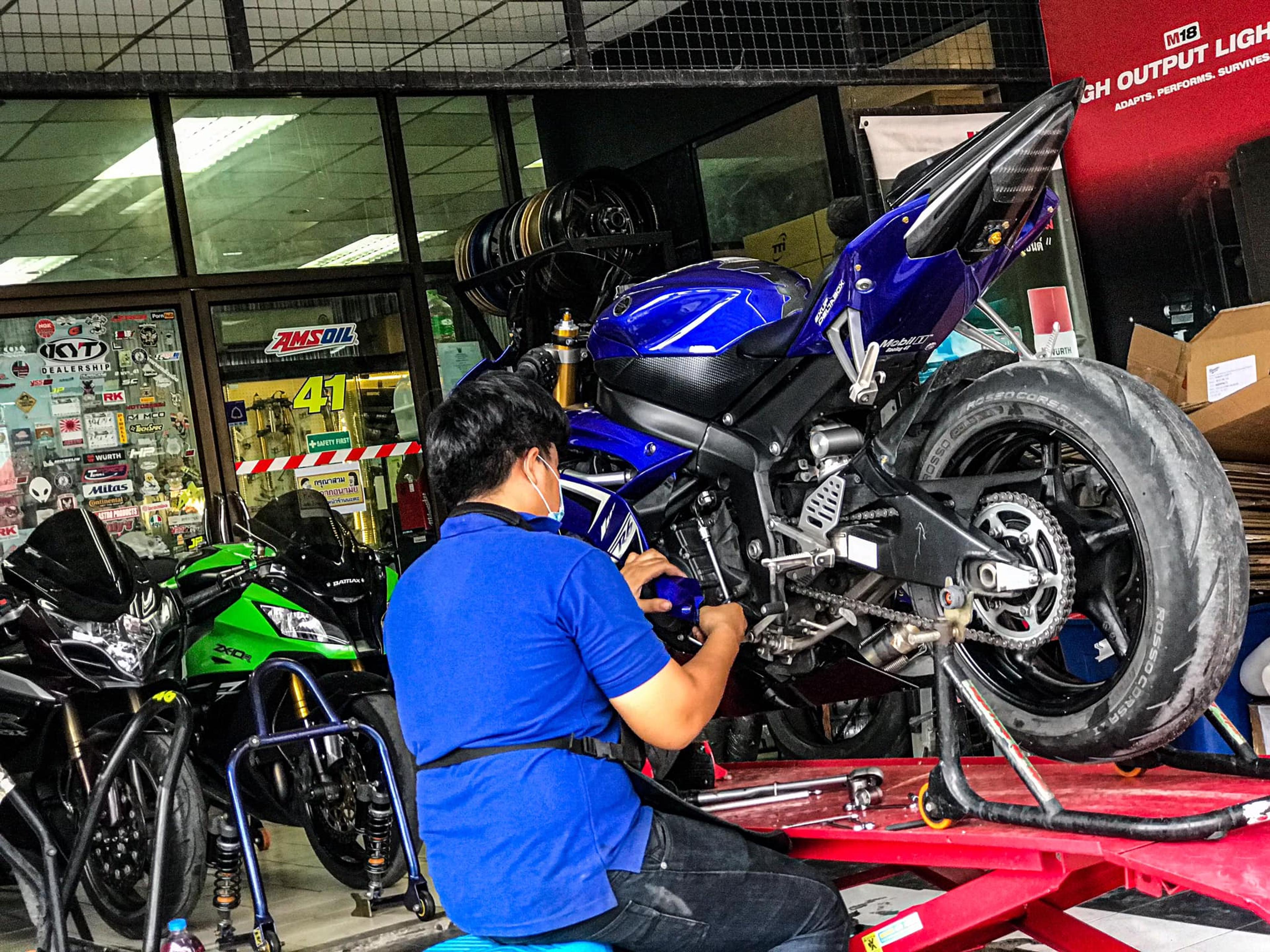 Cửa hàng chăm sóc xe tập nập sau giãn cách xã hội tại TP.HCM
