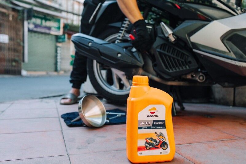 Thích xe bốc chọn ngay nhớt Repsol Racing 10w40 1L