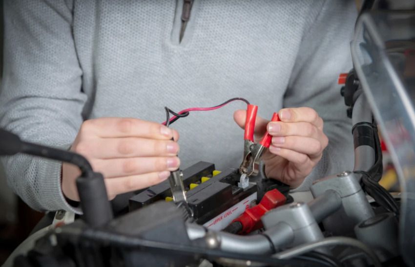 Có nên sạc lại ắc quy xe máy không? Hướng dẫn sạc đúng cách