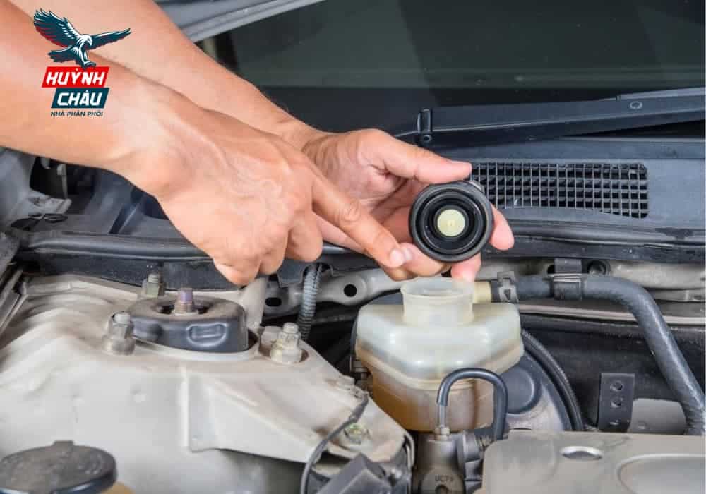 Dầu Thắng AMSOIL DOT 3&amp;4 Có Gì Nổi Bật? Quy Trình Thay Mới Đơn Giản
