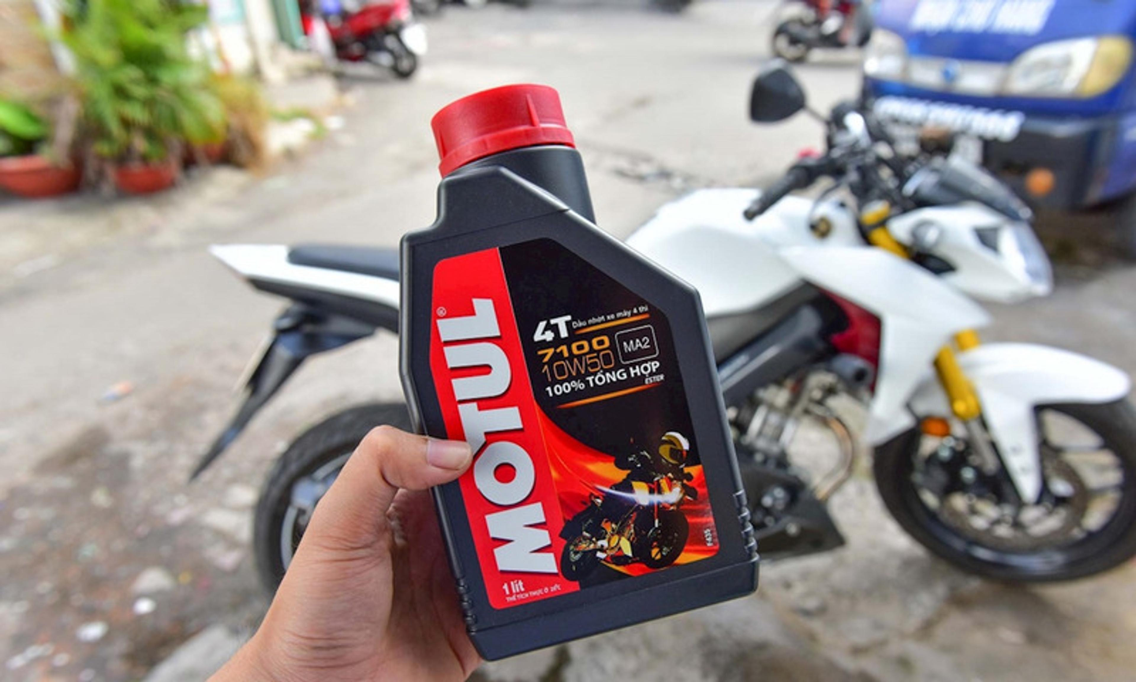 Dầu nhớt Motul 7100 10W50 đạt tiêu chuẩn API SN, JASO MA2
