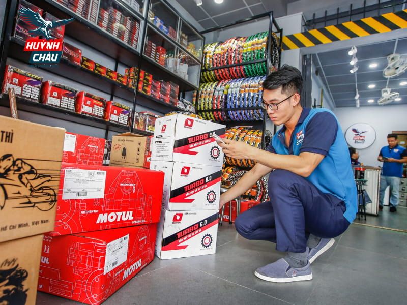 Nên bán dầu nhớt xe máy hay xe hơi