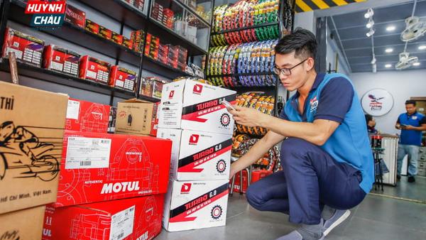 Nên bán dầu nhớt xe máy hay xe hơi