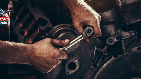 Phụ gia tẩy rửa dầu nhớt Repsol, làm sạch động cơ vượt trội