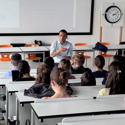 CONFÉRENCE-DÉBAT AVEC M. LE MINISTRE MAX HAHN — photo 1