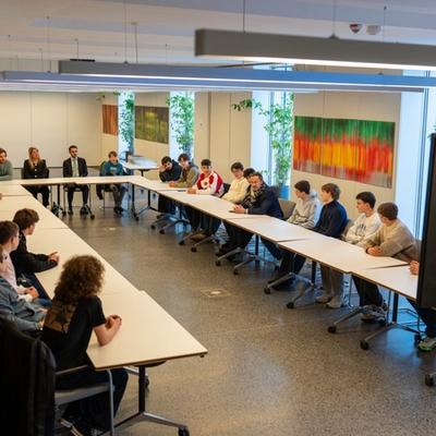 3B1 OP VISITE AM AUSSEMINISTÈRE — photo 1