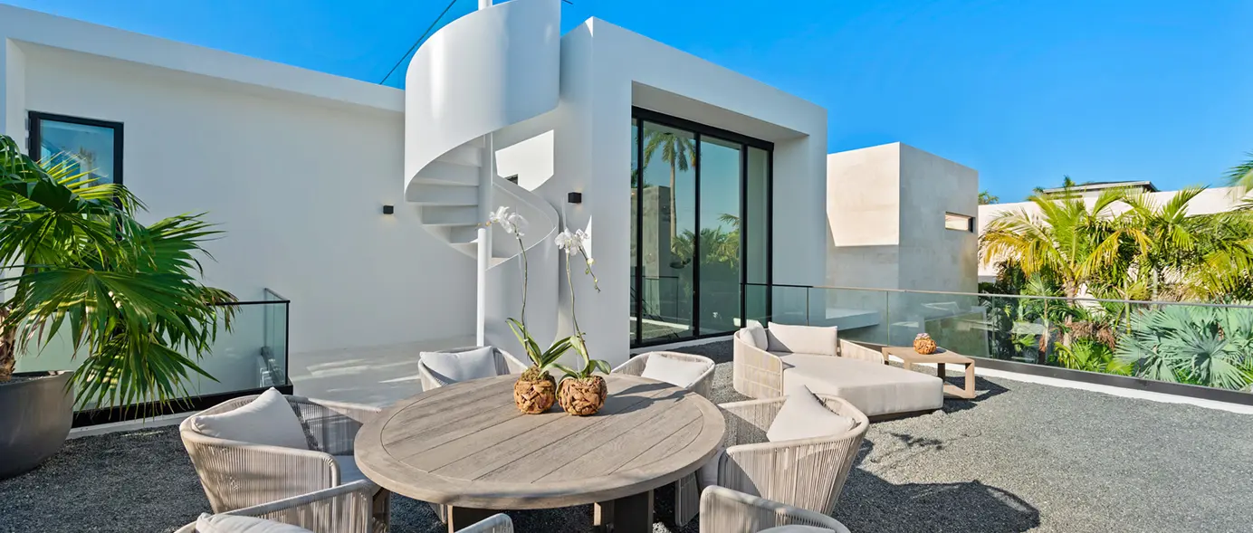 Upper-level outdoor terrace with rooftop access, overlooking the surrounding palms.