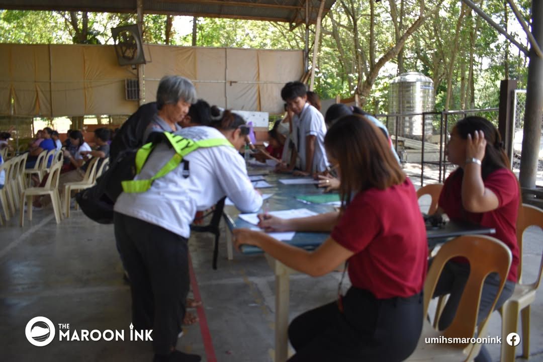 NEWS | Grade 10 and Grade 12 parents meet at the UM Ilang gymnasium on A...