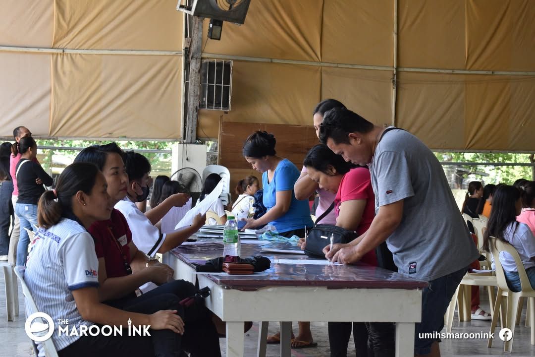 NEWS | Grade 10 and Grade 12 parents meet at the UM Ilang gymnasium on A...