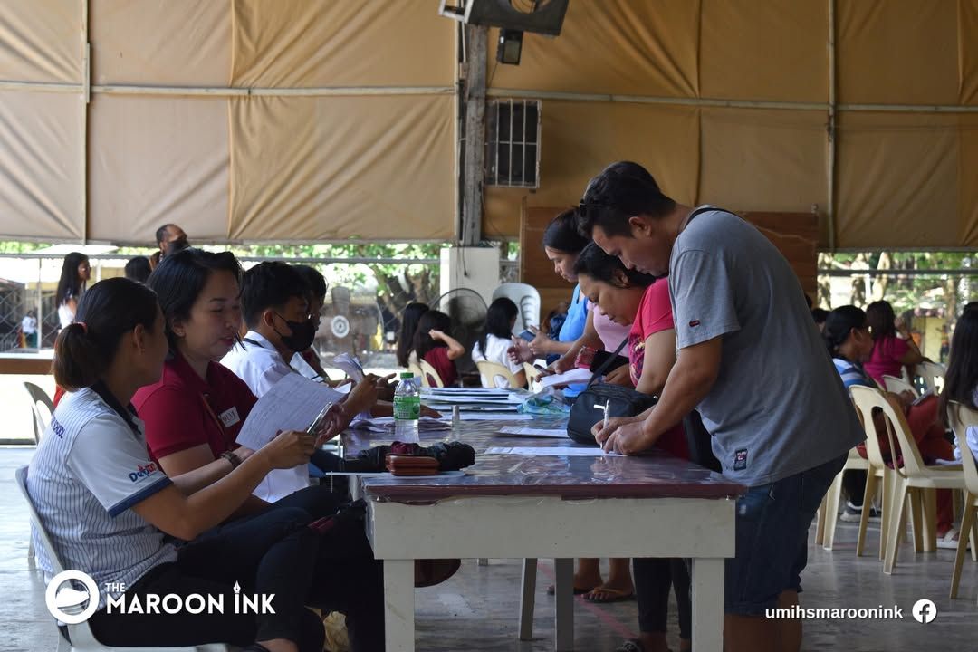 NEWS | Grade 10 and Grade 12 parents meet at the UM Ilang gymnasium on A...